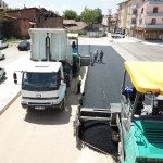 Başkan Aşgın Çöplü Caddesi'nde asfalt serimini inceledi