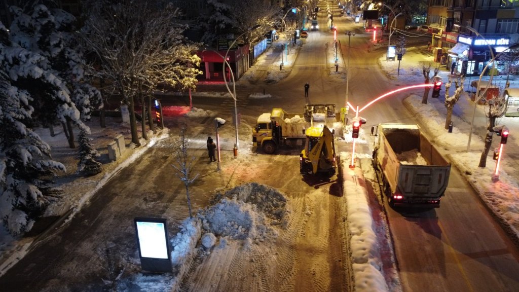 Şehir içerisinde toplanan karlar Çomar Barajı’na taşınıyor