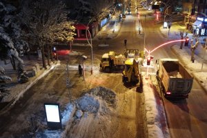 Şehir içerisinde toplanan karlar Çomar Barajı’na taşınıyor