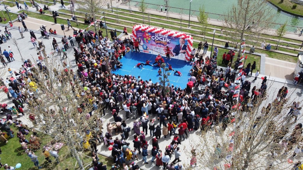 Çocuklar, Millet Bahçesinde gönüllerince eğlendiler