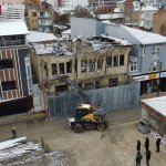 Tehlike arz eden yapının riskli kısımları yıkıldı