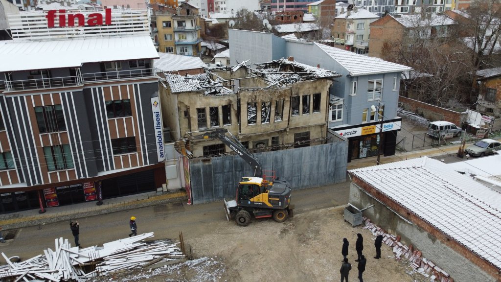 Tehlike arz eden yapının riskli kısımları yıkıldı
