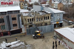 Tehlike arz eden yapının riskli kısımları yıkıldı