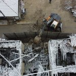 Tehlike arz eden yapının riskli kısımları yıkıldı