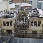 Tehlike arz eden yapının riskli kısımları yıkıldı