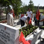 Belediye, Çorum Şehitliği'ni çiçeklerle donattı