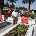 Belediye, Çorum Şehitliği'ni çiçeklerle donattı