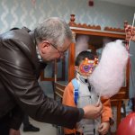 Çocuklarla yakından ilgilendi