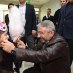 Çocuklarla yakından ilgilendi