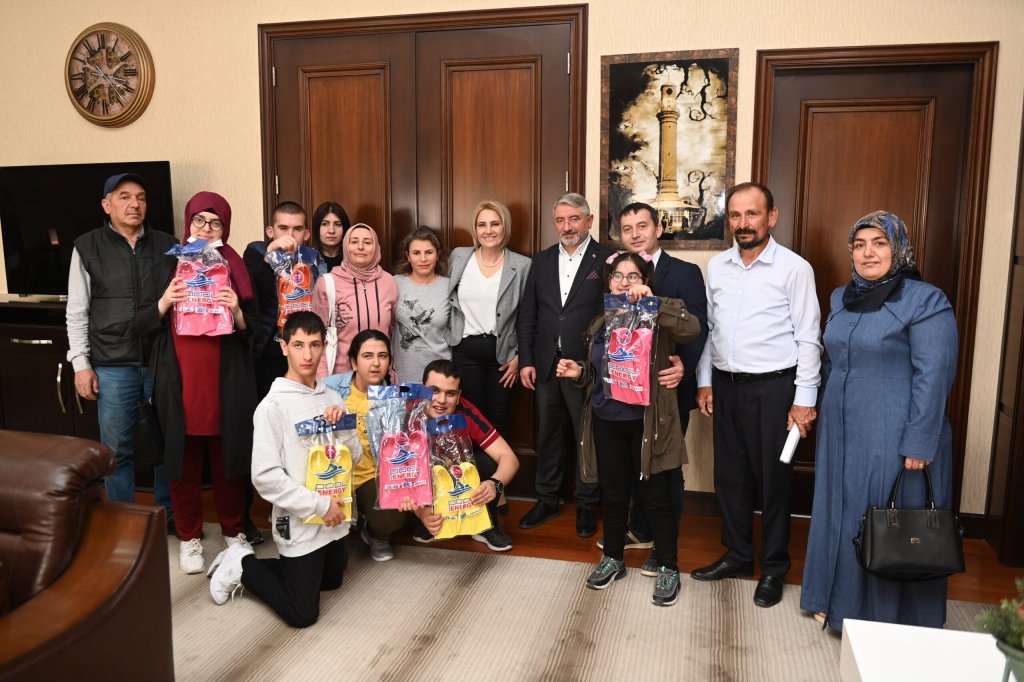 Başkan Aşgın, Engelli Yüzme Takımına palet hediye etti