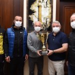 Veteranlar kupayı Başkan Aşgın’a hediye etti