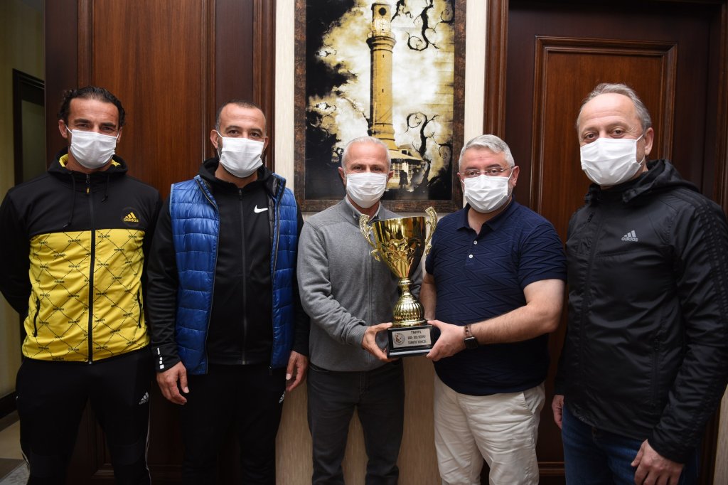 Veteranlar kupayı Başkan Aşgın’a hediye etti