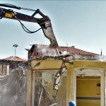 Belediyemiz, kamulaştırdığı binaları yıkıyor