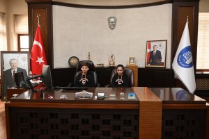 Başkan Aşgın koltuğunu minik başkanlara devretti