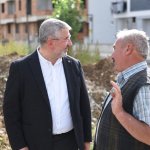 Belediyemiz, yetişmiş ağaçları toprakla buluşturmaya devam ediyor