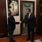 Efeler, Kupayı Başkan Aşgın’a Takdim Etti