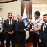 Efeler, Kupayı Başkan Aşgın’a Takdim Etti