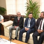 Efeler, Kupayı Başkan Aşgın’a Takdim Etti