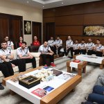 Efeler, Kupayı Başkan Aşgın’a Takdim Etti