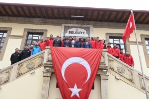 Efeler, Kupayı Başkan Aşgın’a Takdim Etti