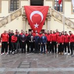 Efeler, Kupayı Başkan Aşgın’a Takdim Etti