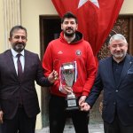 Efeler, Kupayı Başkan Aşgın’a Takdim Etti