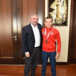 Aşgın, başarılı güreşçiyi ödüllendirdi