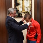 Aşgın, başarılı güreşçiyi ödüllendirdi