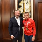 Aşgın, başarılı güreşçiyi ödüllendirdi