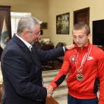 Aşgın, başarılı güreşçiyi ödüllendirdi