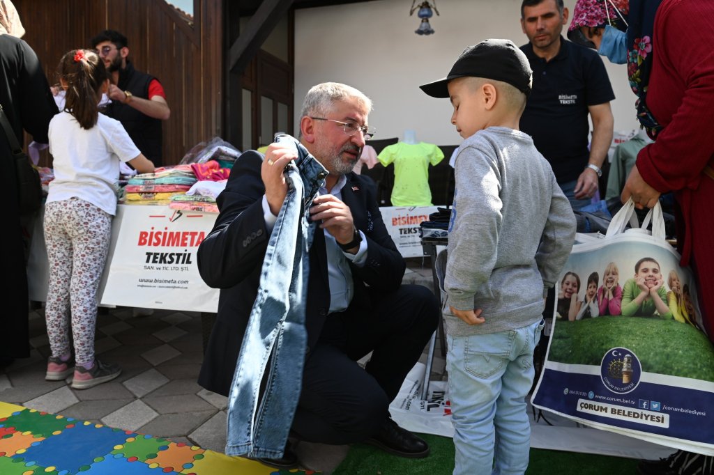 700 çocuğun bayramlığı Belediyemizden