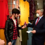 Esnafa, maske ve el solüsyonu dağıtımı devam ediyor