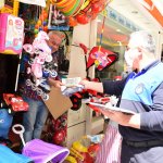 Esnafa, maske ve el solüsyonu dağıtımı devam ediyor