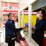 Esnafa, maske ve el solüsyonu dağıtımı devam ediyor