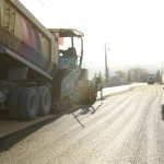 Başkan Aşgın, asfaltı inceledi