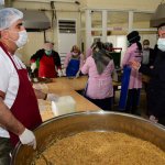 Aşgın, aşevini ziyaret ederek vatandaşlara yemek dağıttı