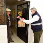 Aşgın, aşevini ziyaret ederek vatandaşlara yemek dağıttı