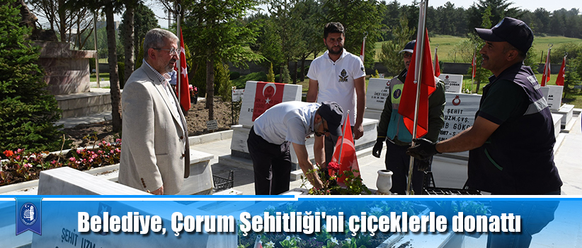 Belediye, Çorum Şehitliği'ni çiçeklerle donattı
