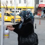 Belediyemiz şehrin farklı noktalarına el dezenfektanı yerleştirdi