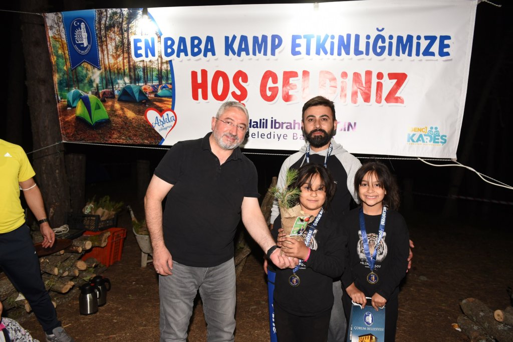 Belediyemiz, iki farklı programda çocuklara 500 fidan dağıttı