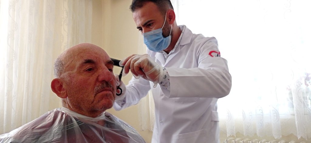 Yaşlılara evde kuaför hizmeti