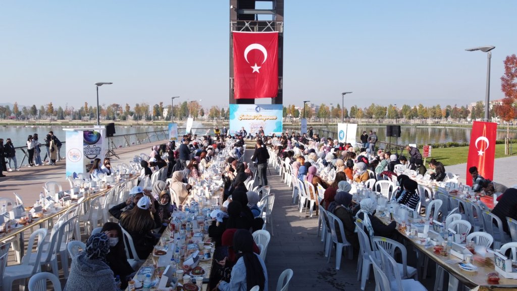Başkan Aşgın, üniversiteli gençlerle kahvaltıda bir araya geldi