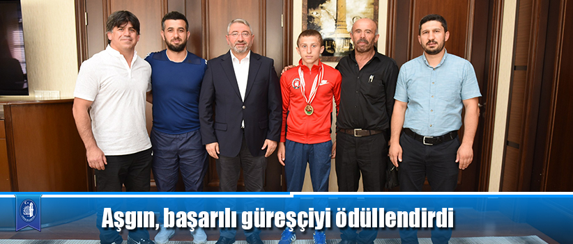 Aşgın, başarılı güreşçiyi ödüllendirdi