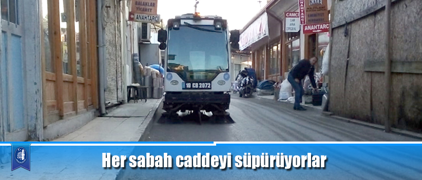 Her sabah caddeyi süpürüyorlar