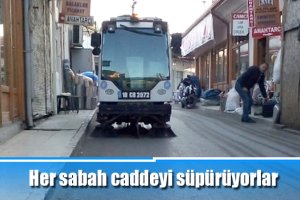 Her sabah caddeyi süpürüyorlar