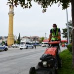 Çim biçme çalışmaları aralıksız devam ediyor