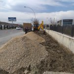 Belediye kaldırımlarda onarım çalışması yapıyor