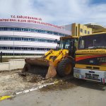 Belediye kaldırımlarda onarım çalışması yapıyor