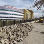 Belediye kaldırımlarda onarım çalışması yapıyor