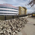 Belediye kaldırımlarda onarım çalışması yapıyor